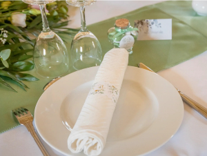 Chemin de table vert sauge satin