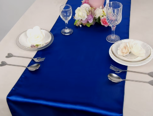 Chemin de table bleu royal satin