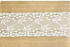 Chemin de table en toile de jute brodé