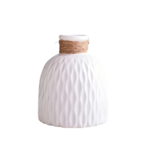 Vase blanc avec corde