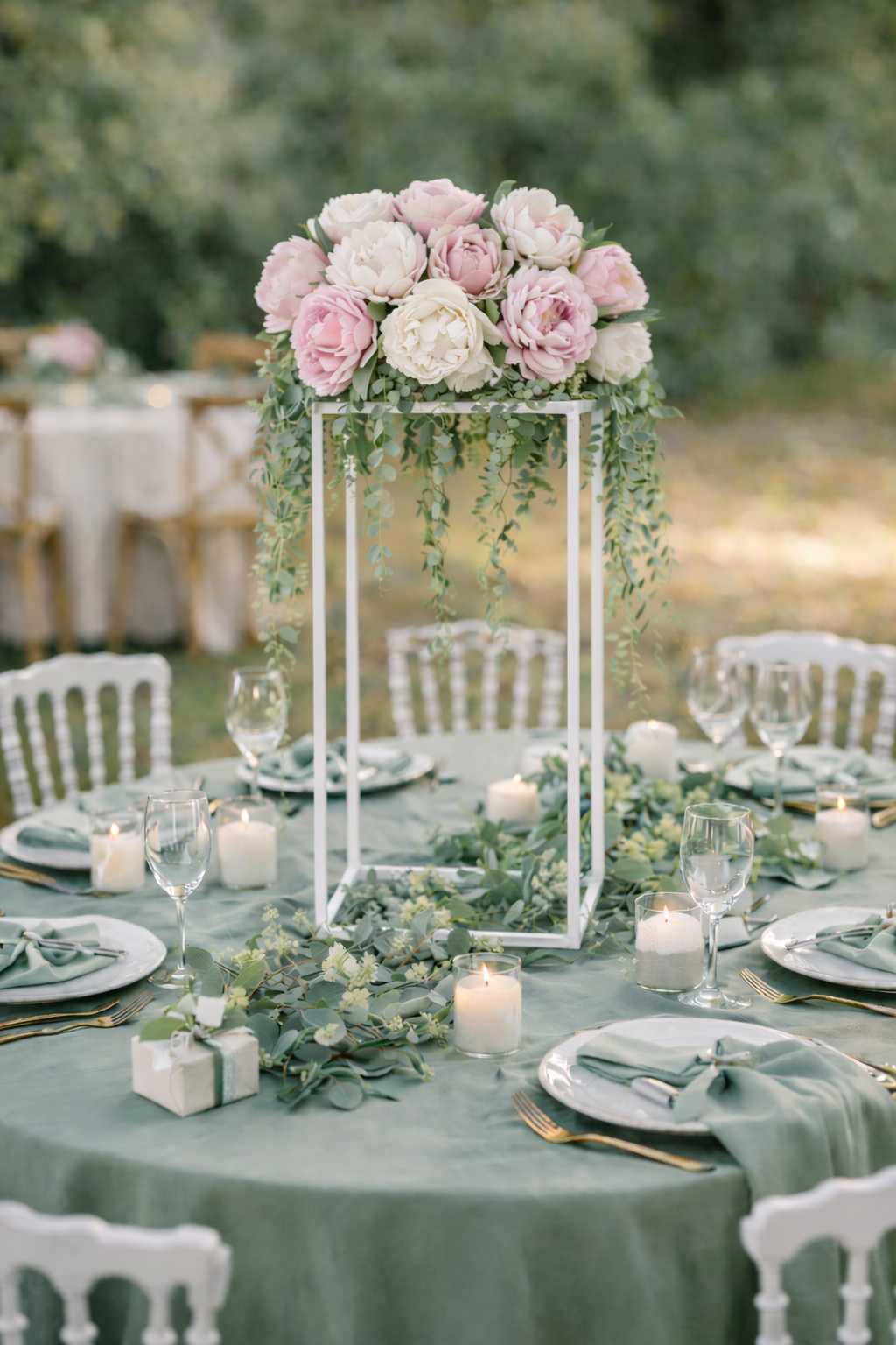 Centre de table blanc en situation avec fleurs pastel, location Rouen