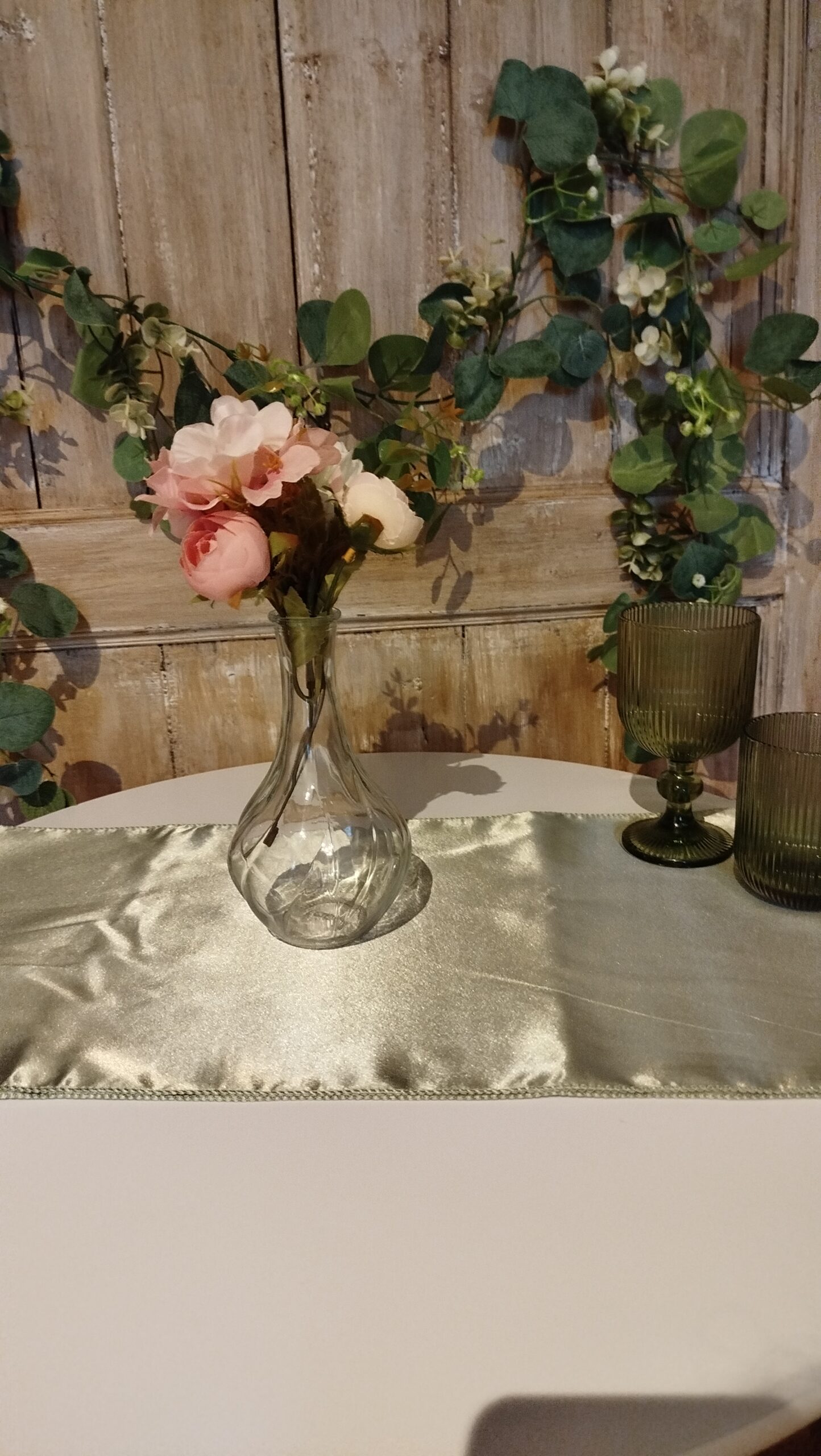 Chemin de table vert sauge satin