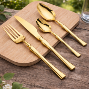 couverts doré : 1 fourchette, 1 couteau, 1 grande et 1 petite cuillère.