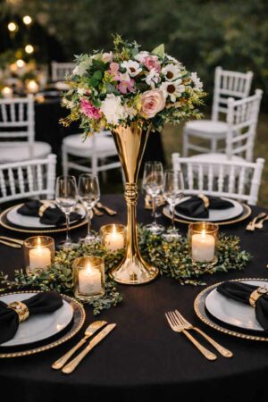 Vase centre de table trompette doré avec bouquet rose et blanc, location Rouen