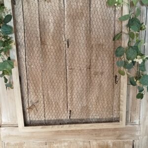 cadre en bois avec grillage