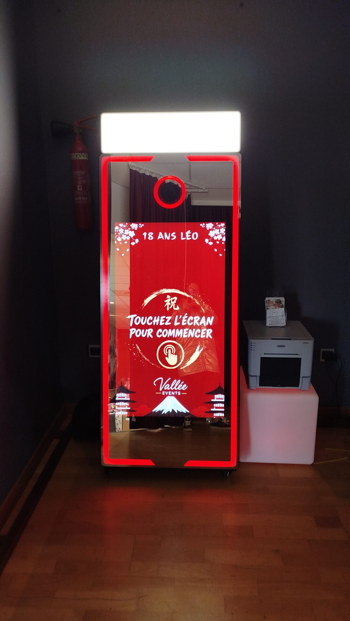 Photobooth miroir lumineux Vallée Events normandie Rouen avec écran tactile personnalisé