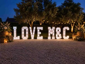 Lettres lumineuses géantes LOVE et initiales pour décoration de mariage à Rouen