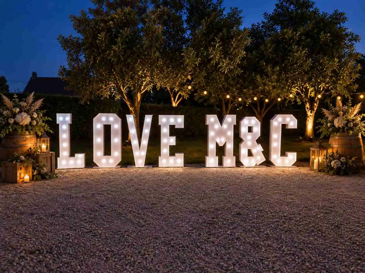 Lettres lumineuses géantes LOVE et initiales pour décoration de mariage à Rouen