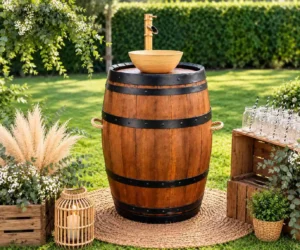 Location fontaine a punch sur tonneau bois a roulettes pour mariage a Rouen